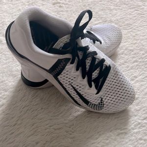 Nike metcon. Worn 2 times. Size 6.5 men’s, women’s 8. Bright white/black.